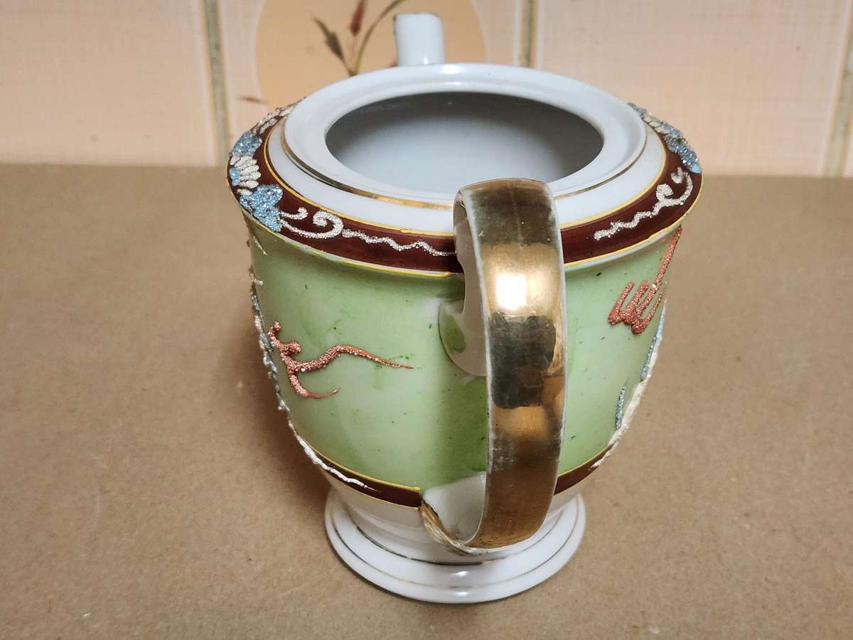 VINTAGE CHINESE DRAGON MOTIF TEA POT AND PLATE, MARKED AT THE BASE