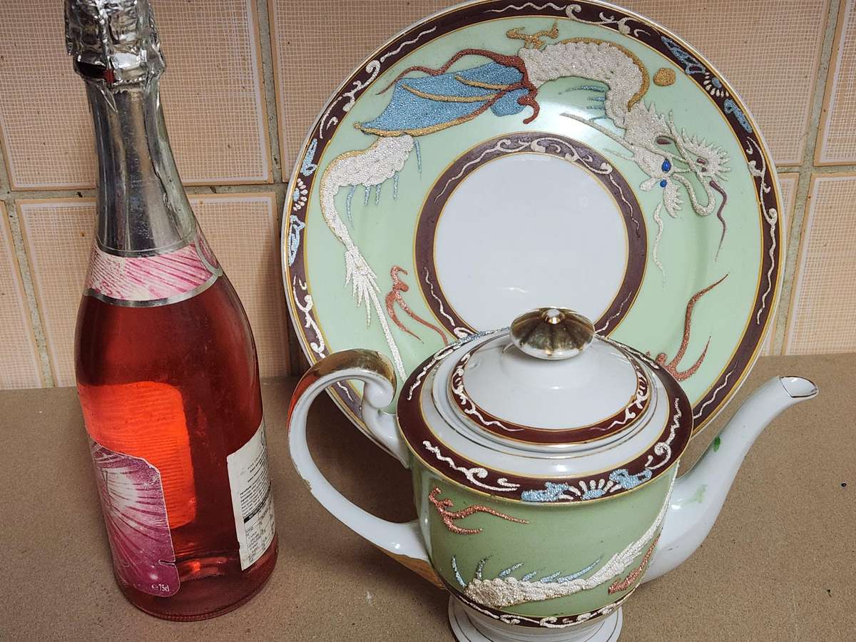 VINTAGE CHINESE DRAGON MOTIF TEA POT AND PLATE, MARKED AT THE BASE