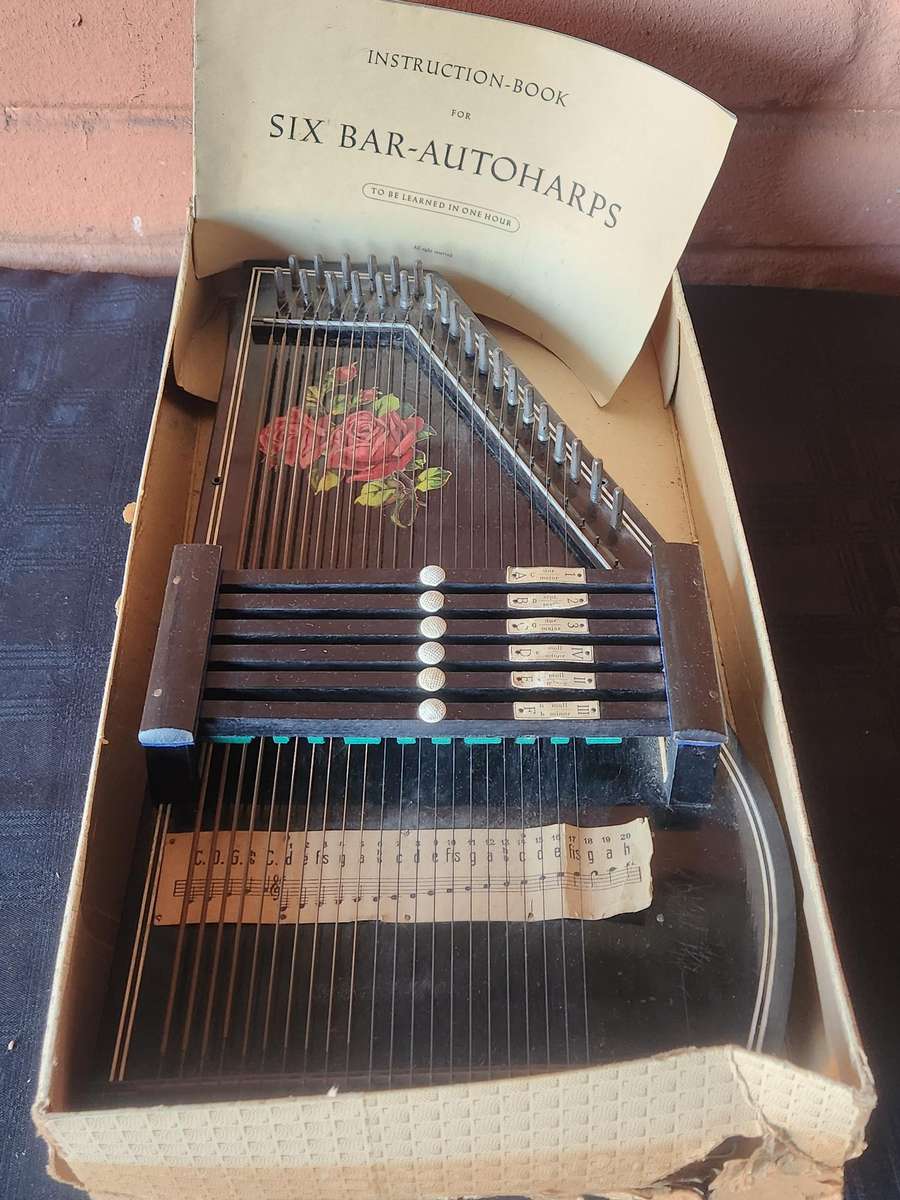 VINTAGE ROSETTI SIX BAR AUTOHARP MUSICAL INSTRUMENT
