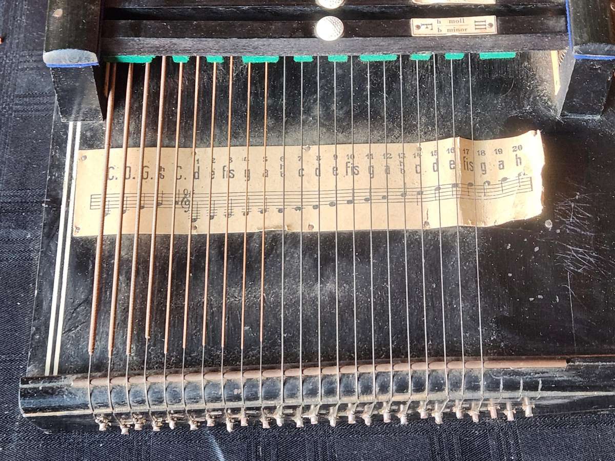 VINTAGE ROSETTI SIX BAR AUTOHARP MUSICAL INSTRUMENT