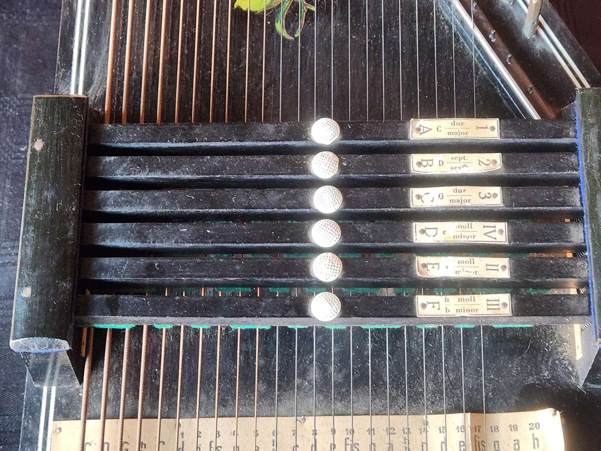 VINTAGE ROSETTI SIX BAR AUTOHARP MUSICAL INSTRUMENT