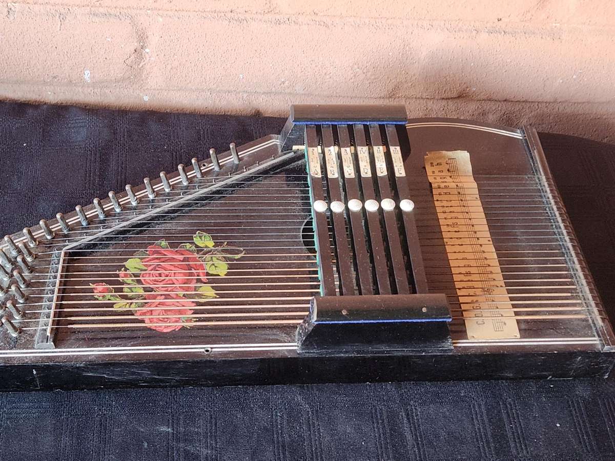 VINTAGE ROSETTI SIX BAR AUTOHARP MUSICAL INSTRUMENT