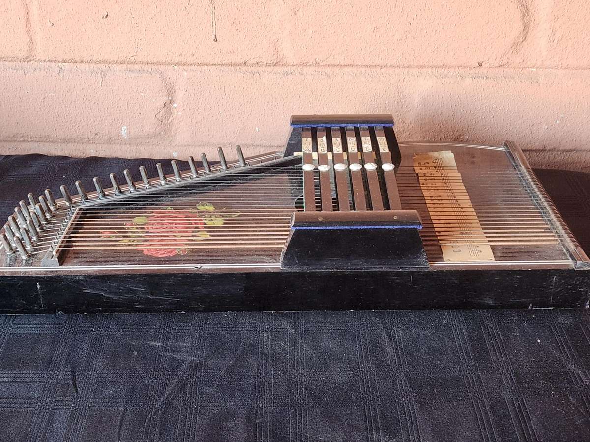 VINTAGE ROSETTI SIX BAR AUTOHARP MUSICAL INSTRUMENT