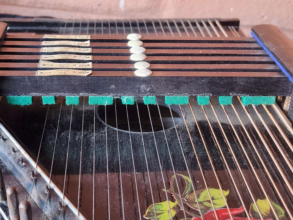 VINTAGE ROSETTI SIX BAR AUTOHARP MUSICAL INSTRUMENT