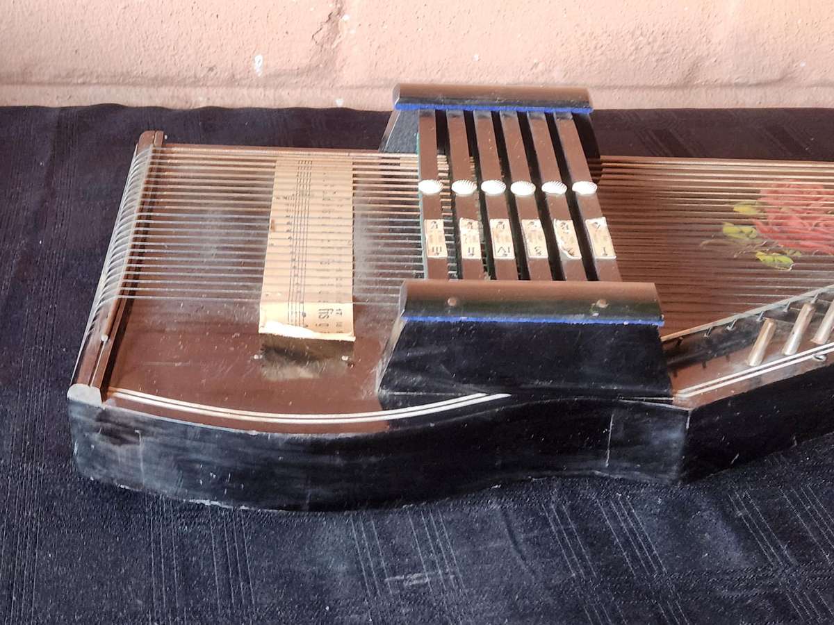 VINTAGE ROSETTI SIX BAR AUTOHARP MUSICAL INSTRUMENT