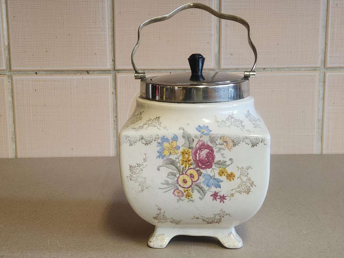 VINTAGE ENGLISH WARE LANCASTER SANDLAND COOKIE JAR