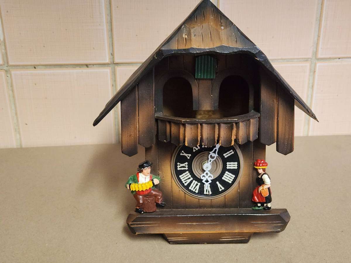VINTAGE BLACK FOREST GERMANY CUCKOO CLOCK CASING FOR SPARES OR RESTORATION