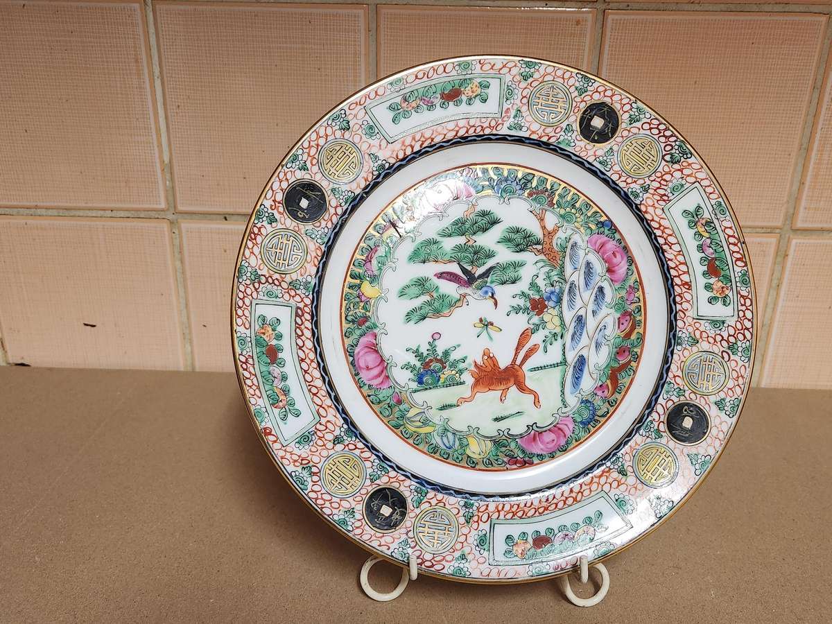 ANTIQUE CHINESE FAMILLE ROSE MEDALLION PLATE WITH A FOX AND BIRD MOTIVE