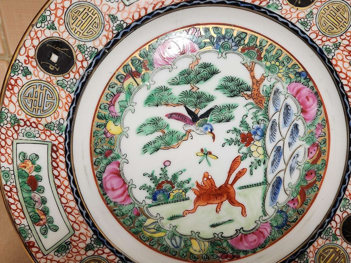 ANTIQUE CHINESE FAMILLE ROSE MEDALLION PLATE WITH A FOX AND BIRD MOTIVE