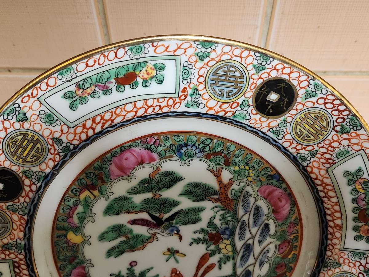 ANTIQUE CHINESE FAMILLE ROSE MEDALLION PLATE WITH A FOX AND BIRD MOTIVE