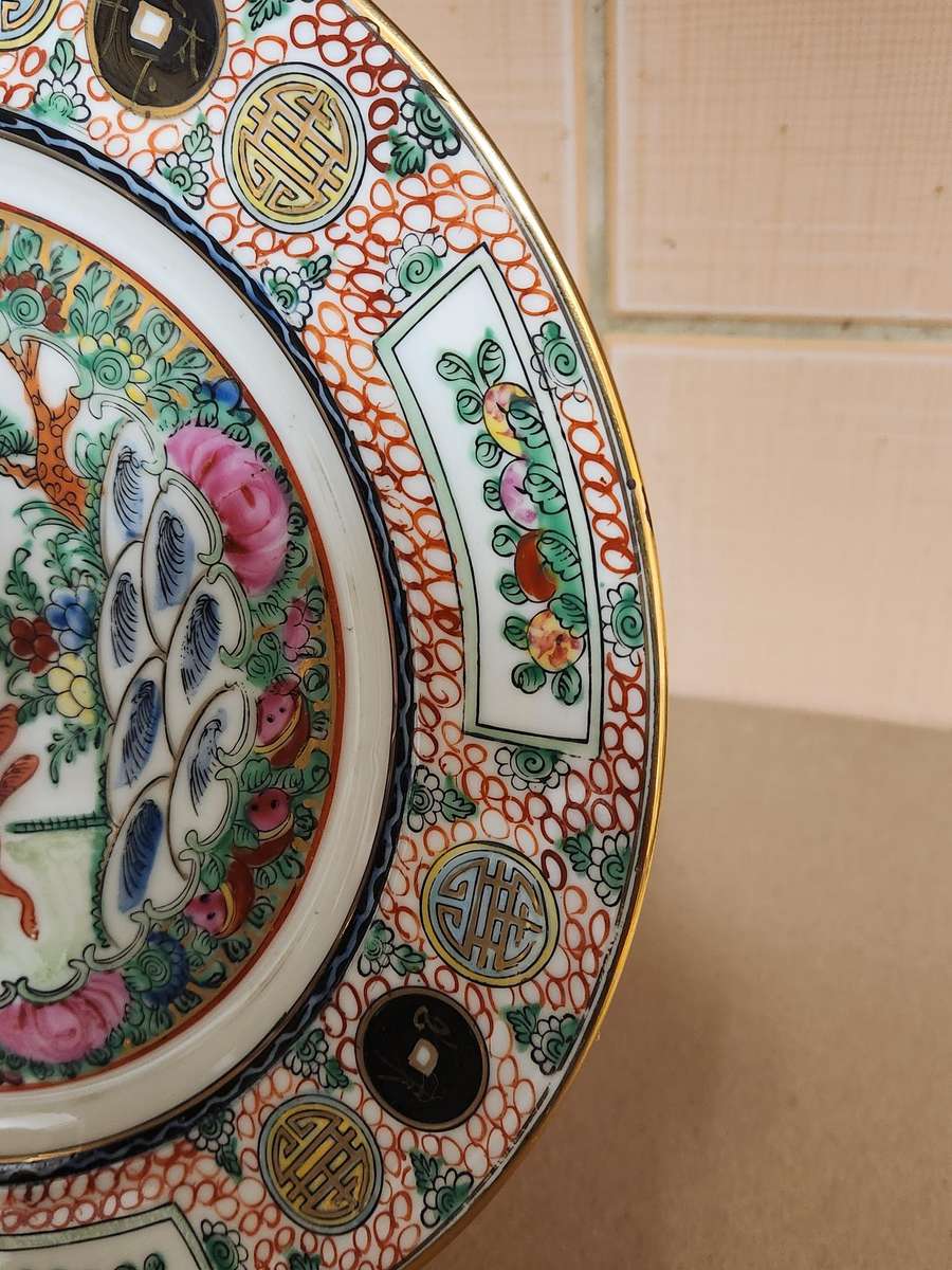 ANTIQUE CHINESE FAMILLE ROSE MEDALLION PLATE WITH A FOX AND BIRD MOTIVE