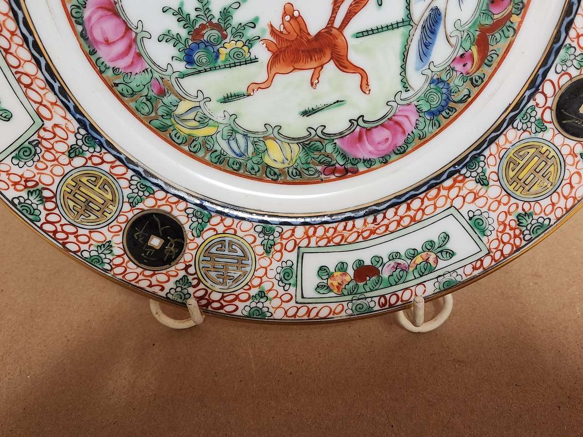 ANTIQUE CHINESE FAMILLE ROSE MEDALLION PLATE WITH A FOX AND BIRD MOTIVE