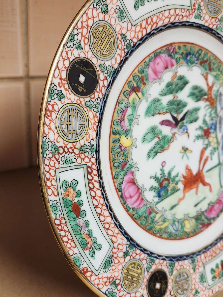 ANTIQUE CHINESE FAMILLE ROSE MEDALLION PLATE WITH A FOX AND BIRD MOTIVE