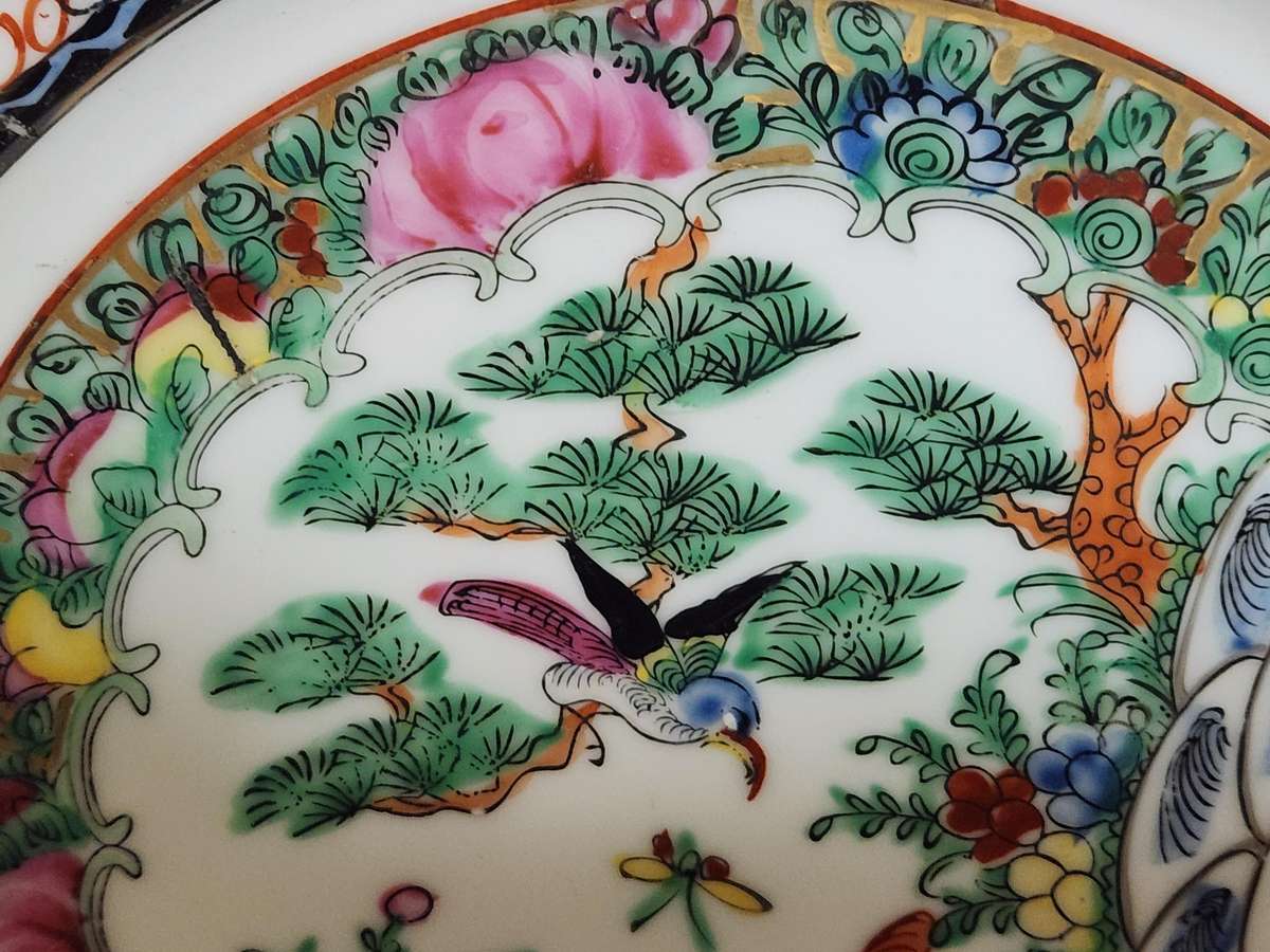 ANTIQUE CHINESE FAMILLE ROSE MEDALLION PLATE WITH A FOX AND BIRD MOTIVE