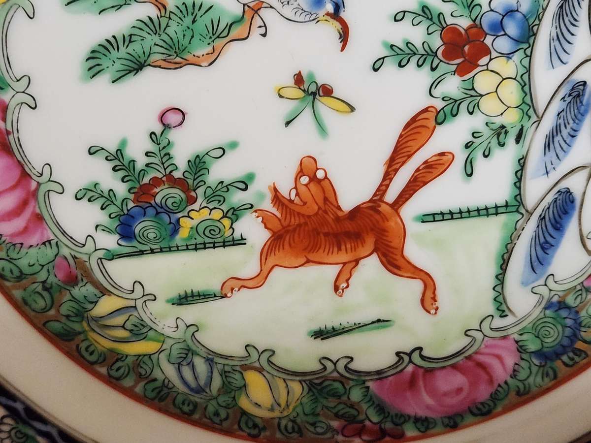 ANTIQUE CHINESE FAMILLE ROSE MEDALLION PLATE WITH A FOX AND BIRD MOTIVE