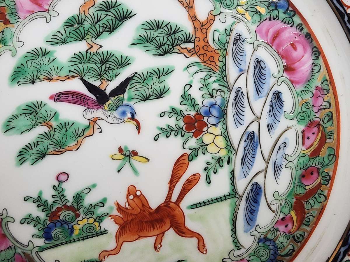 ANTIQUE CHINESE FAMILLE ROSE MEDALLION PLATE WITH A FOX AND BIRD MOTIVE