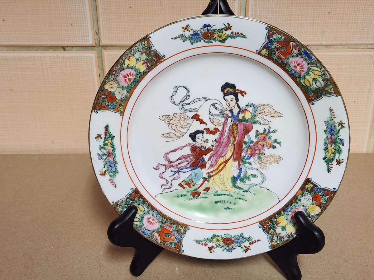 ANTIQUE EARLY 20th CENTURY FAMILLE ROSE MEDALLION PLATE