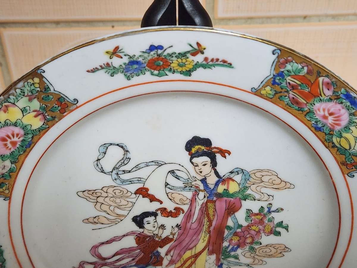 ANTIQUE EARLY 20th CENTURY FAMILLE ROSE MEDALLION PLATE