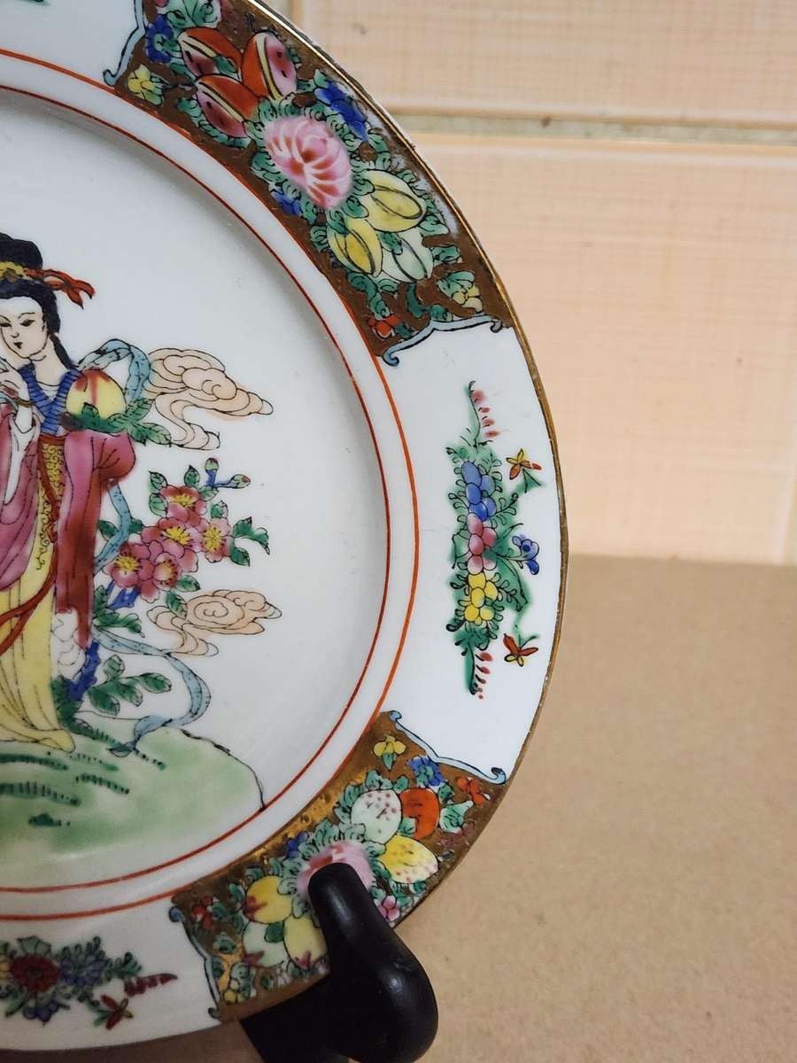 ANTIQUE EARLY 20th CENTURY FAMILLE ROSE MEDALLION PLATE