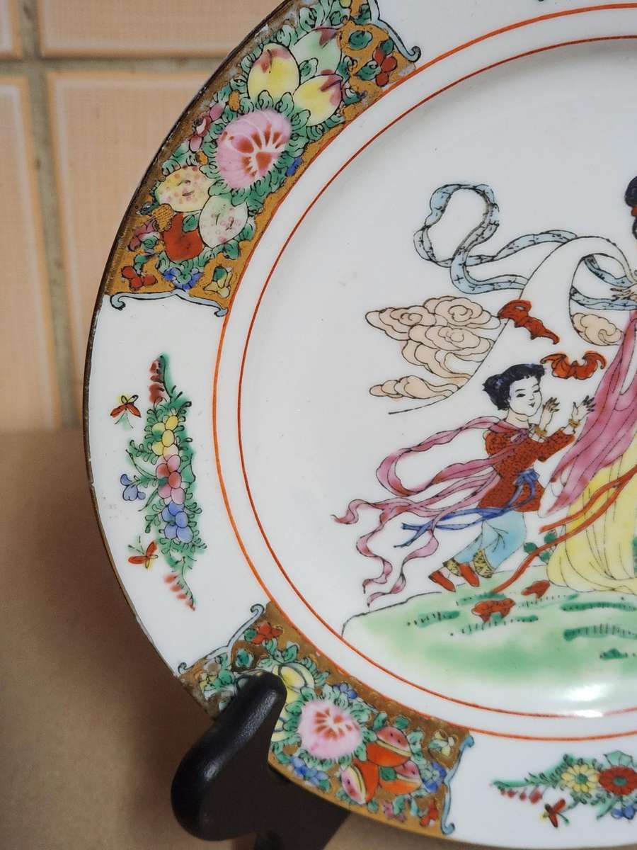 ANTIQUE EARLY 20th CENTURY FAMILLE ROSE MEDALLION PLATE