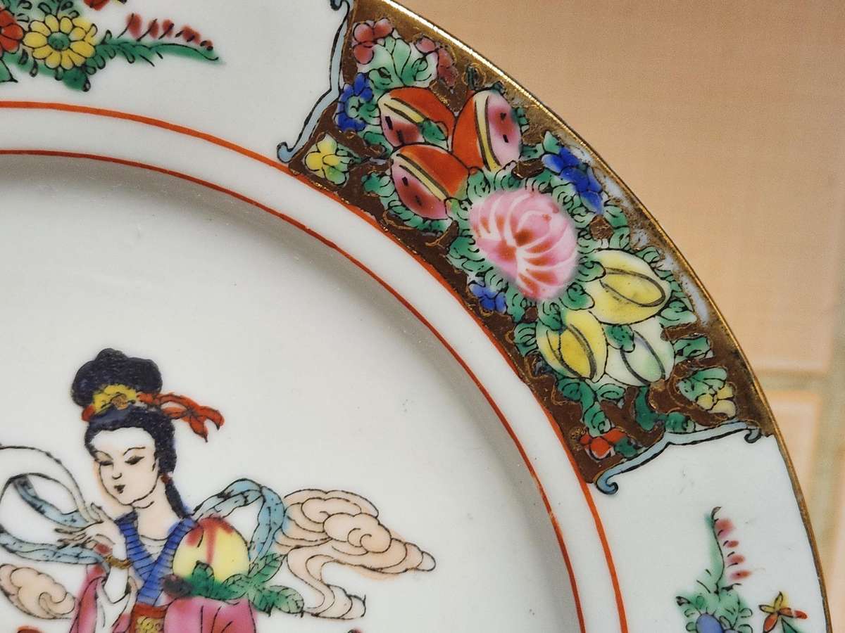 ANTIQUE EARLY 20th CENTURY FAMILLE ROSE MEDALLION PLATE