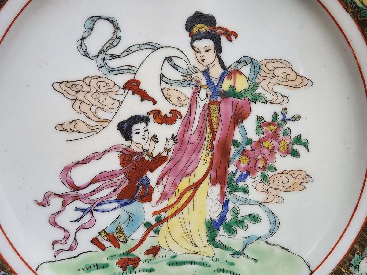 ANTIQUE EARLY 20th CENTURY FAMILLE ROSE MEDALLION PLATE