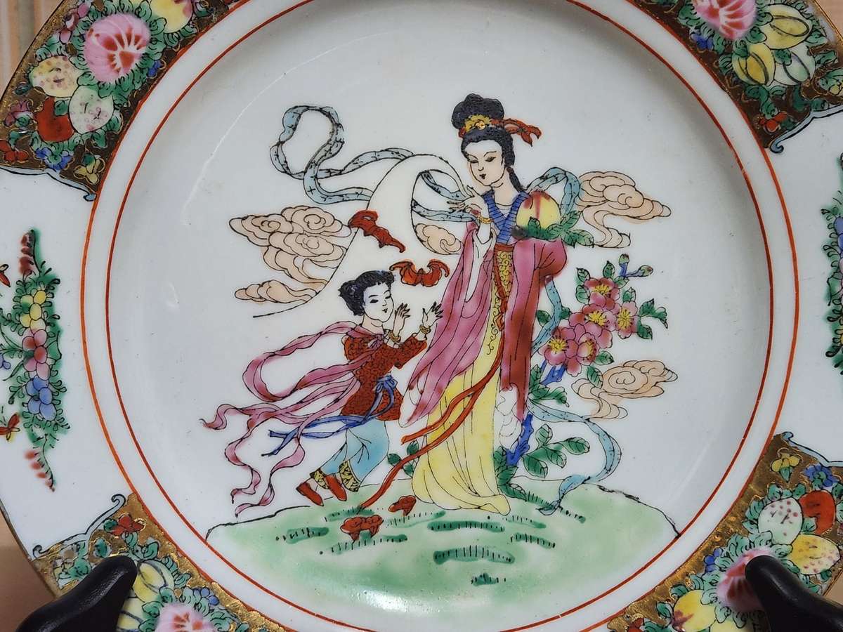 ANTIQUE EARLY 20th CENTURY FAMILLE ROSE MEDALLION PLATE