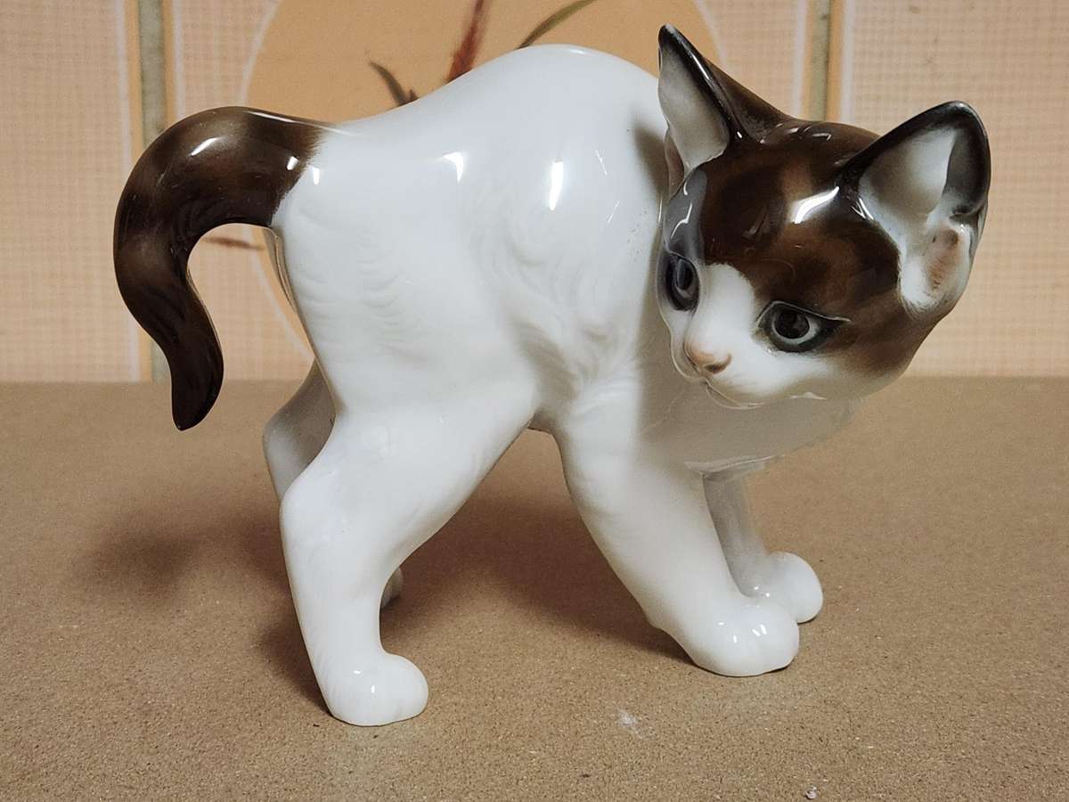 1950s ROSENTHAL GERMANY T KARNER PORCELAIN HUNCHING CAT FIGURINE