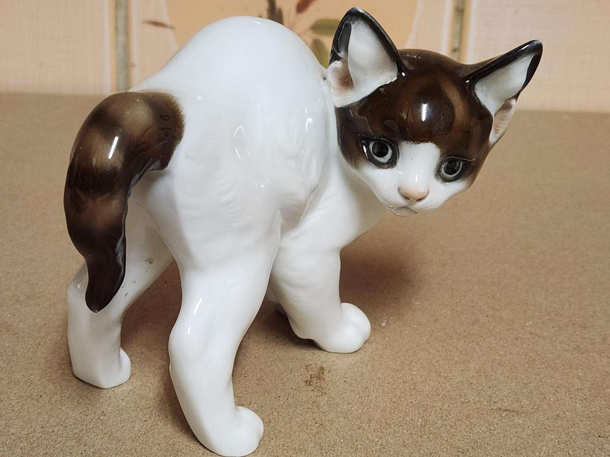 1950s ROSENTHAL GERMANY T KARNER PORCELAIN HUNCHING CAT FIGURINE