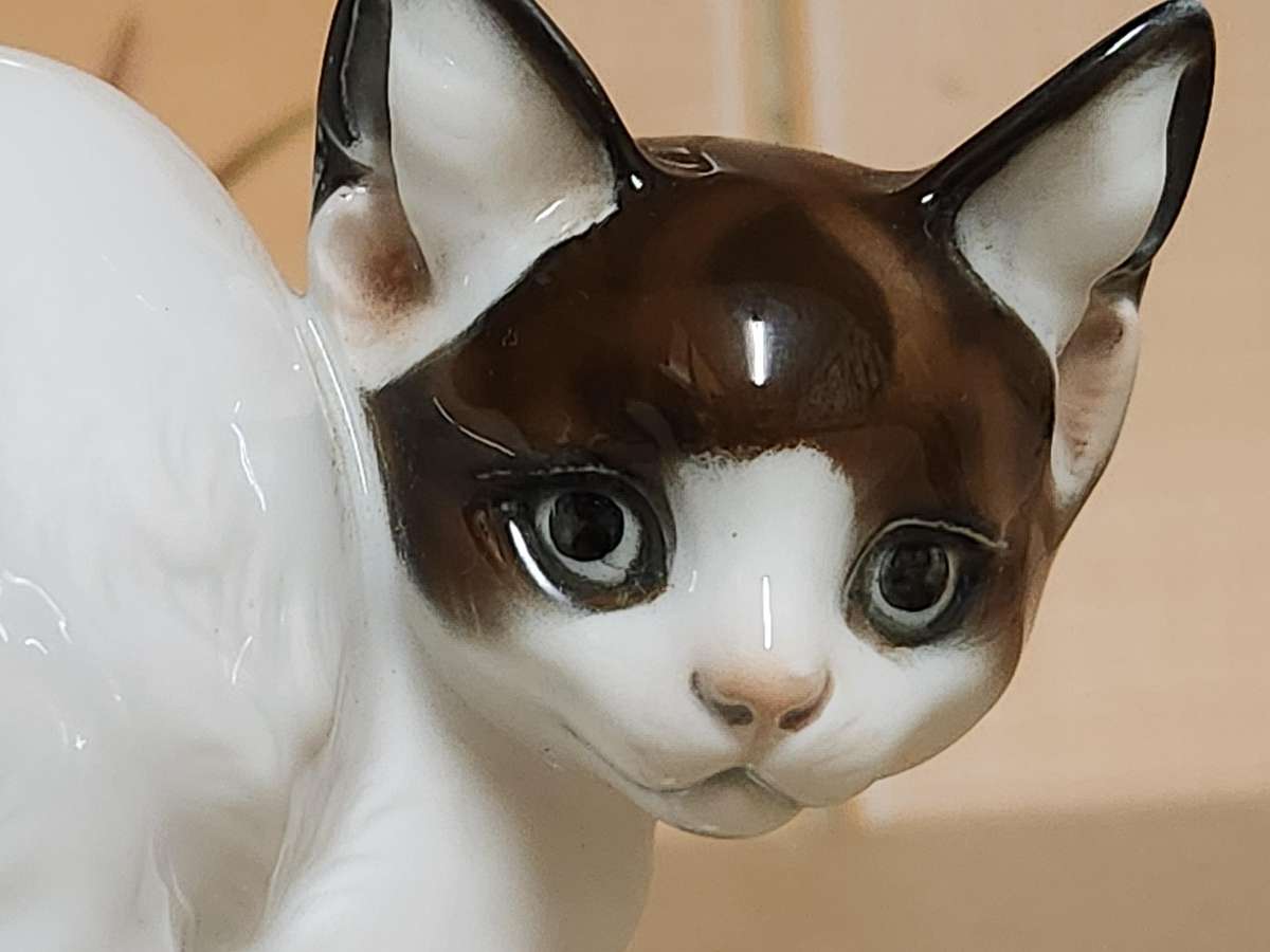 1950s ROSENTHAL GERMANY T KARNER PORCELAIN HUNCHING CAT FIGURINE
