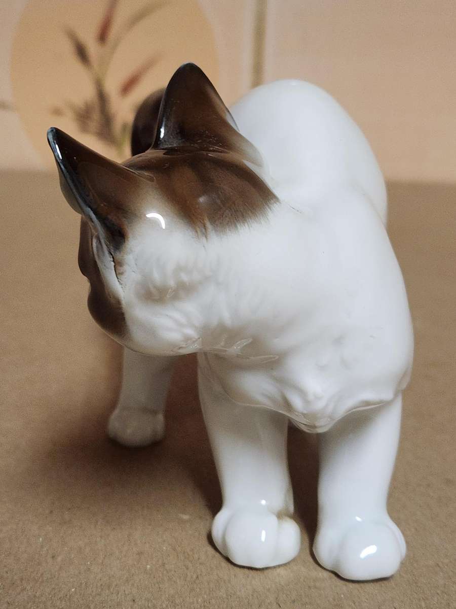 1950s ROSENTHAL GERMANY T KARNER PORCELAIN HUNCHING CAT FIGURINE