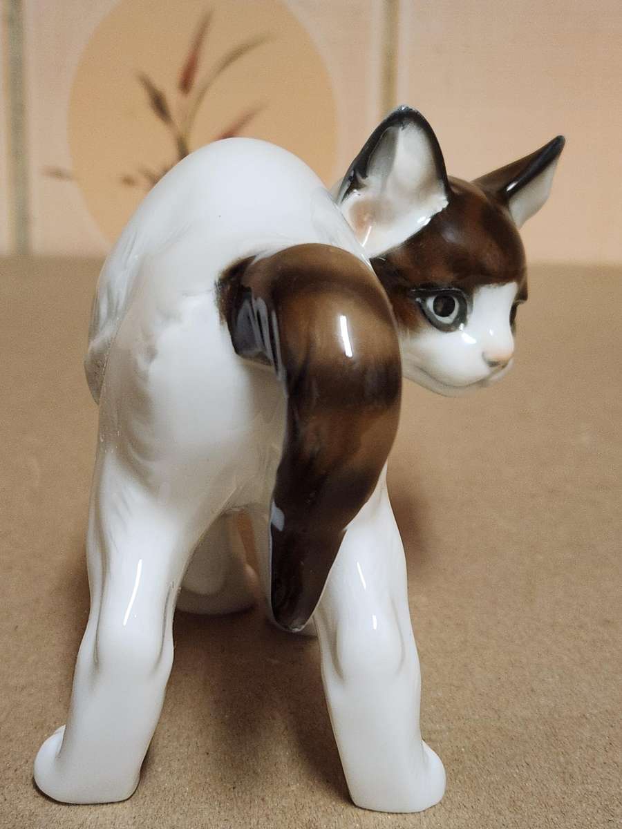 1950s ROSENTHAL GERMANY T KARNER PORCELAIN HUNCHING CAT FIGURINE