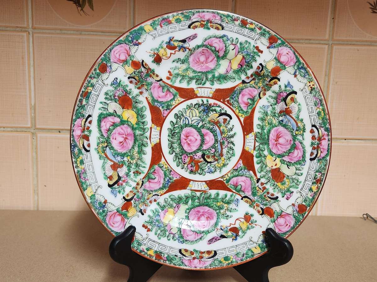 HIGHLY COLLECTIBLE ANTIQUE CHINESE FAMILLE ROSE MEDALLION PORCELAIN PLATE