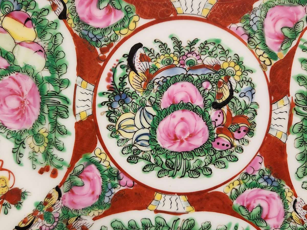 HIGHLY COLLECTIBLE ANTIQUE CHINESE FAMILLE ROSE MEDALLION PORCELAIN PLATE