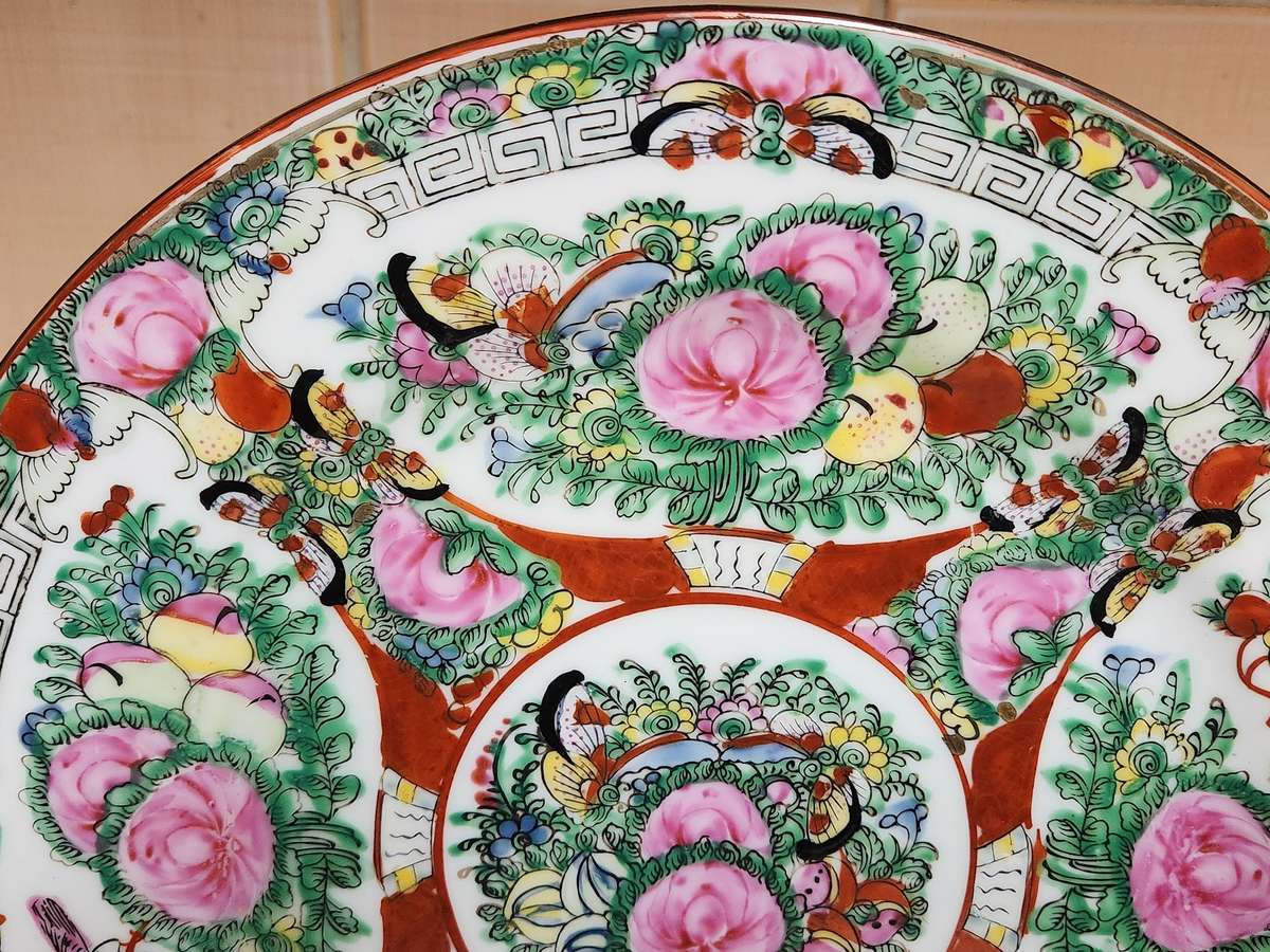 HIGHLY COLLECTIBLE ANTIQUE CHINESE FAMILLE ROSE MEDALLION PORCELAIN PLATE
