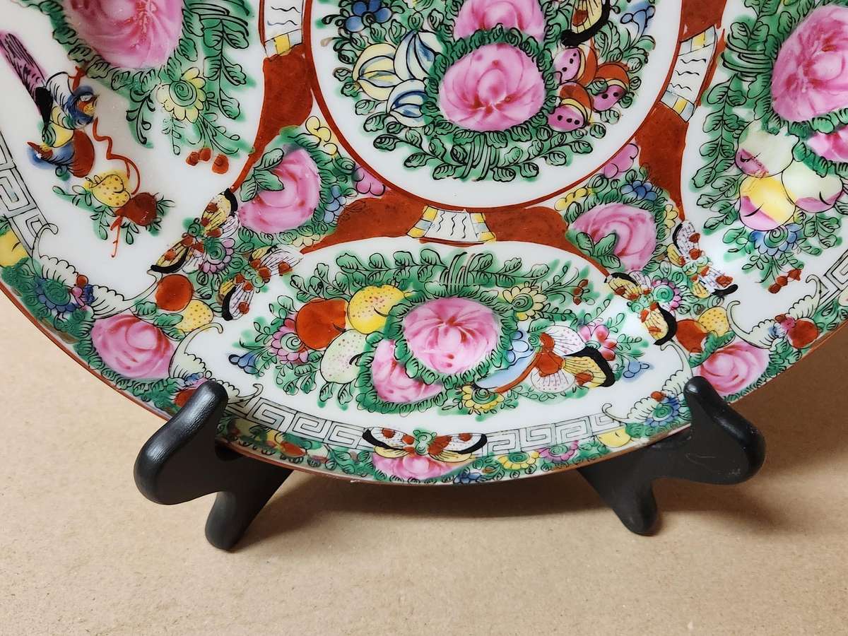 HIGHLY COLLECTIBLE ANTIQUE CHINESE FAMILLE ROSE MEDALLION PORCELAIN PLATE
