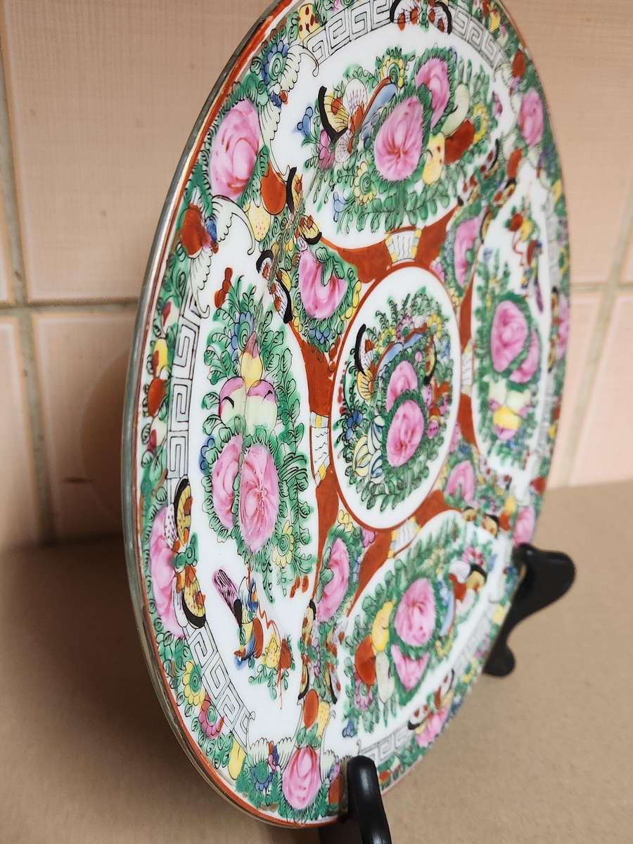 HIGHLY COLLECTIBLE ANTIQUE CHINESE FAMILLE ROSE MEDALLION PORCELAIN PLATE