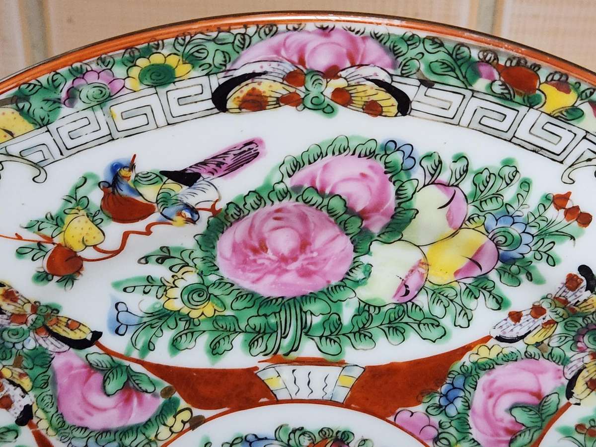 HIGHLY COLLECTIBLE ANTIQUE CHINESE FAMILLE ROSE MEDALLION PORCELAIN PLATE