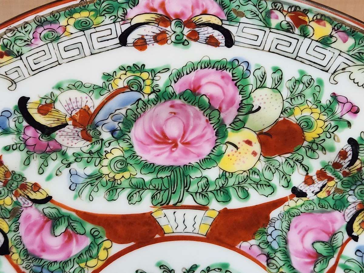 HIGHLY COLLECTIBLE ANTIQUE CHINESE FAMILLE ROSE MEDALLION PORCELAIN PLATE