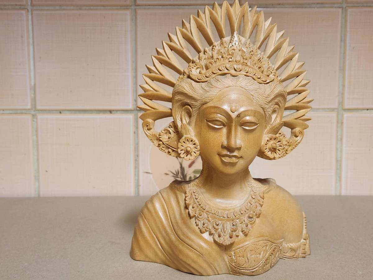 VINTAGE ELABORATELY CARVED WOODEN BALINESE JANGER DANCER BUST