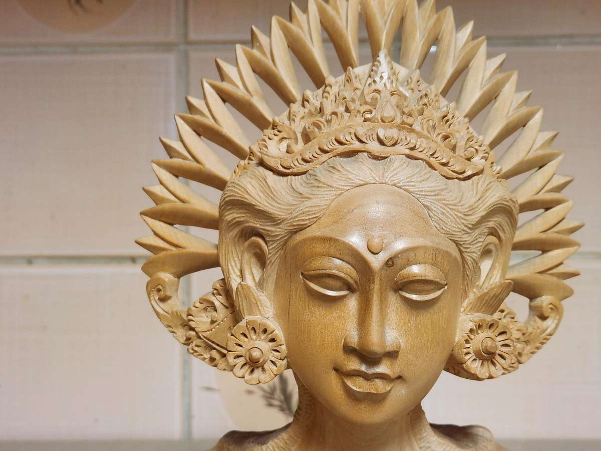 VINTAGE ELABORATELY CARVED WOODEN BALINESE JANGER DANCER BUST