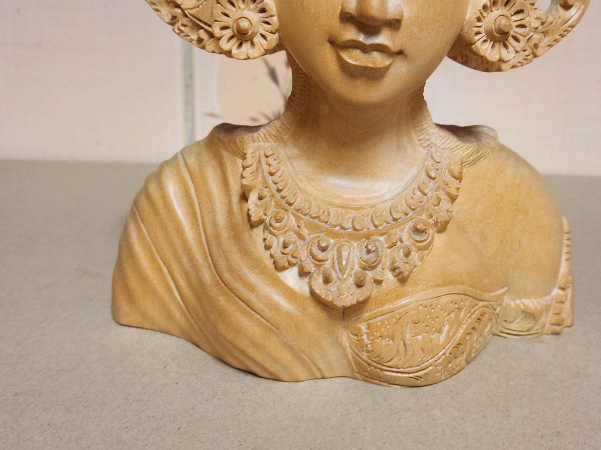 VINTAGE ELABORATELY CARVED WOODEN BALINESE JANGER DANCER BUST