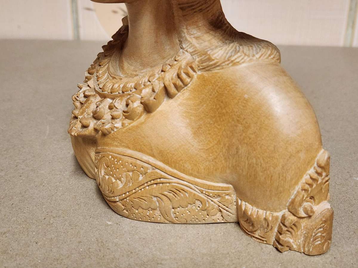 VINTAGE ELABORATELY CARVED WOODEN BALINESE JANGER DANCER BUST