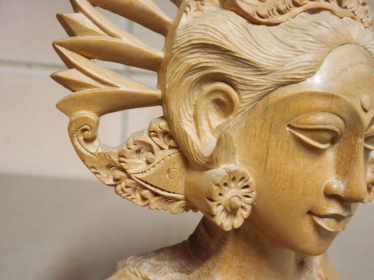 VINTAGE ELABORATELY CARVED WOODEN BALINESE JANGER DANCER BUST