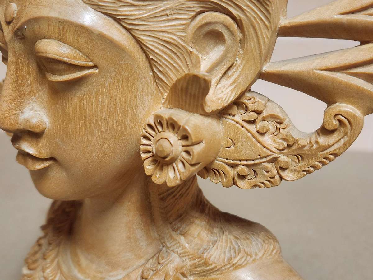 VINTAGE ELABORATELY CARVED WOODEN BALINESE JANGER DANCER BUST