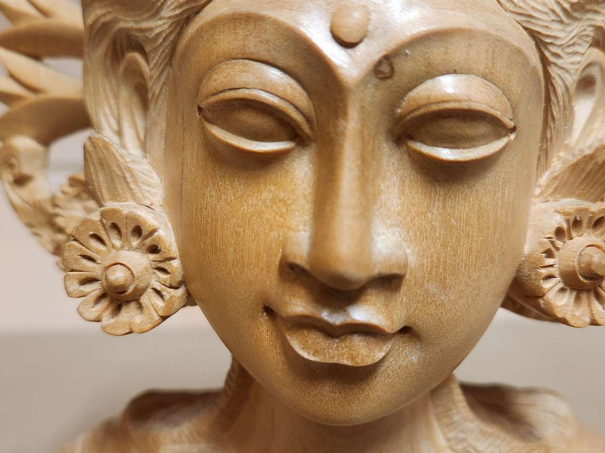 VINTAGE ELABORATELY CARVED WOODEN BALINESE JANGER DANCER BUST