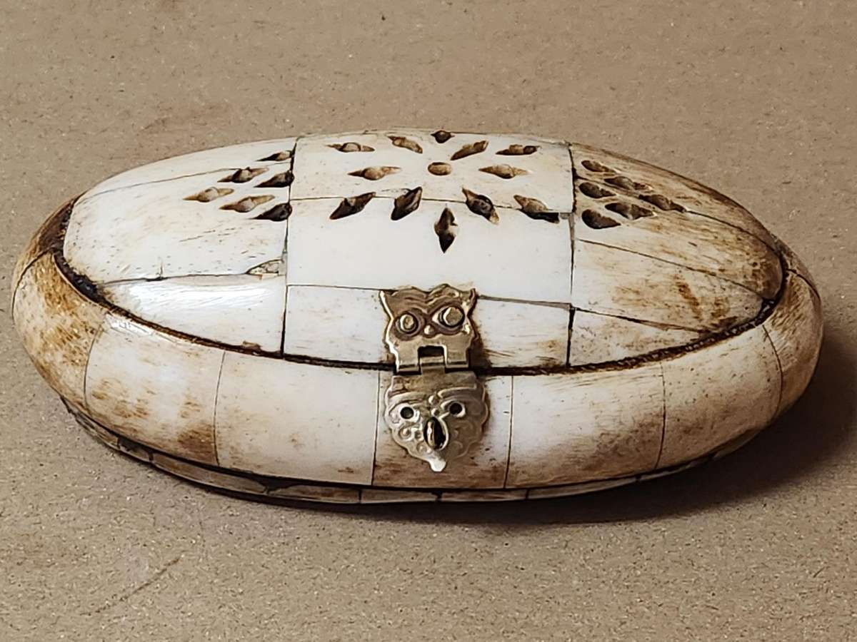ANTIQUE WOOD AND CAMEL BONE OVAL TRINKET BOX