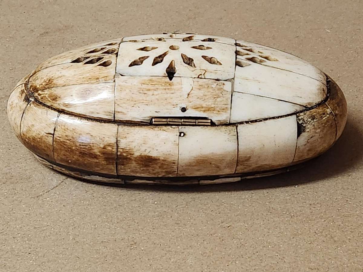 ANTIQUE WOOD AND CAMEL BONE OVAL TRINKET BOX