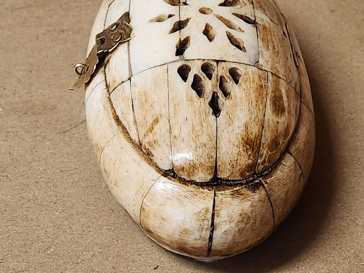 ANTIQUE WOOD AND CAMEL BONE OVAL TRINKET BOX