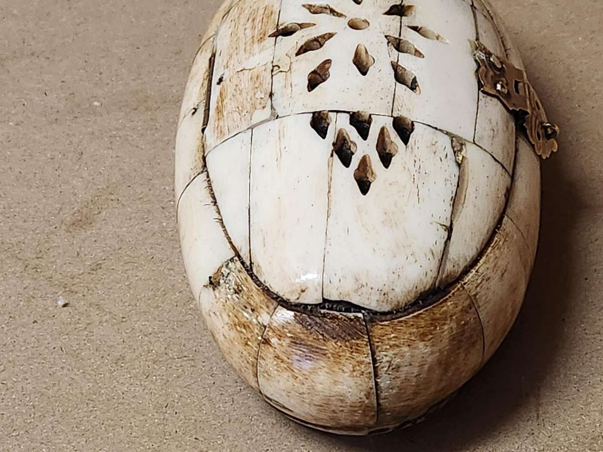 ANTIQUE WOOD AND CAMEL BONE OVAL TRINKET BOX